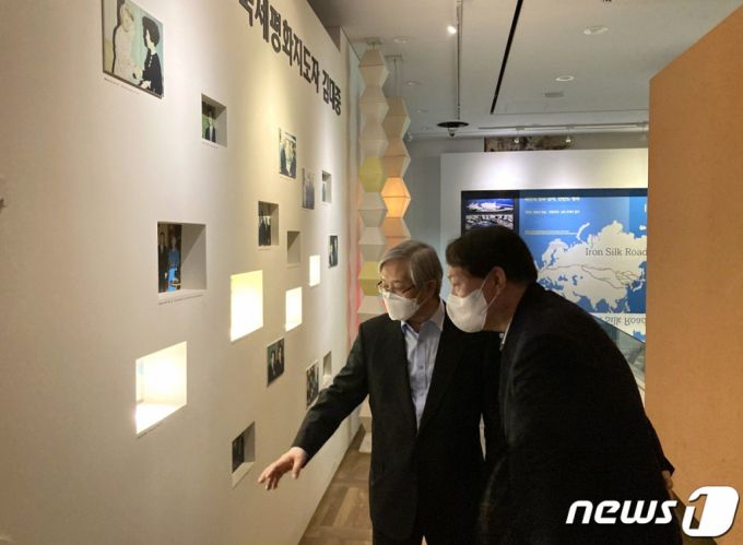 (서울=뉴스1) = 윤석열 전 검찰총장이 지난 11일 오후 서울 마포구 '연세대 김대중 도서관'을 방문해 김성재 김대중평화센터 상임이사의 안내를 받으며 전시물을 살펴보고 있다.(윤석열측 제공) 2021.6.15/뉴스1