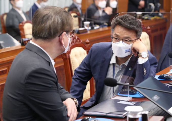 [서울=뉴시스]김진아 기자 = 서훈 국가안보실장과 이철희 정무수석이 22일 오전 청와대에서 열린 국무회의에 참석해 이야기를 나누고 있다. 2021.06.22. bluesoda@newsis.com