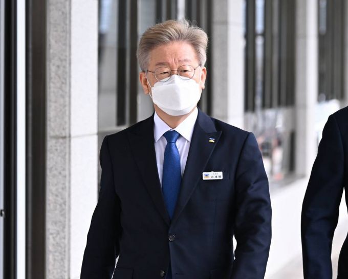 이재명 경기도지사가 이달 23일 오전 경기도 수원시 팔달구 경기도의회에서 열린 제4차 본회의에 참석하기 위해 청사로 들어서고 있다. / 사진제공=뉴시스