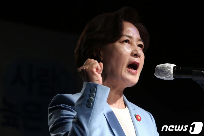 추미애 전 법무부 장관이 23일 경기 파주시 한 스튜디오에서 ‘사람이 높은 세상’이라는 슬로건을 걸고 대선 출마를 선언하고 있다. 2021.6.23/뉴스1