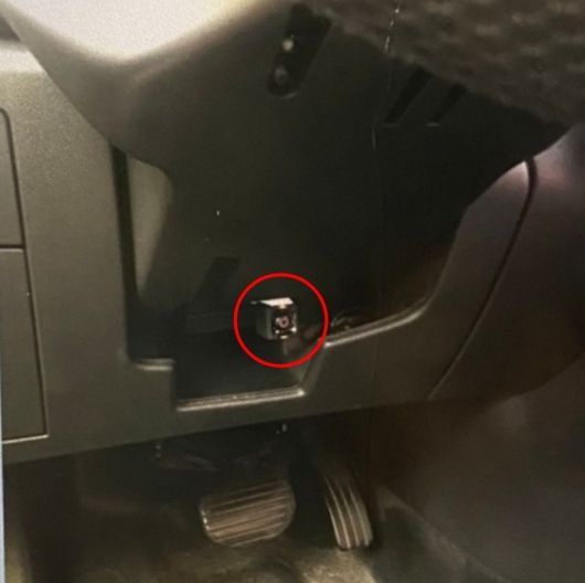 운전연수 강사 최모씨가 운전석 밑에 설치했던 불법촬영 카메라 /사진=이재희 변호사 제공
