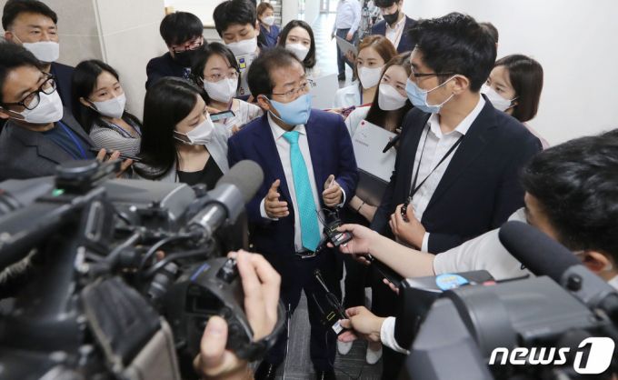 1년 3개월만에 국민의힘에 복당한 홍준표 의원이 24일 국회 소통관에서 기자회견을 마치고 질의에 답변하고 있다/사진제공=뉴스1