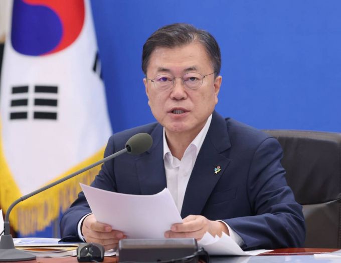 [서울=뉴시스]김진아 기자 = 문재인 대통령이 28일 청와대 본관 세종실에서 열린 확대경제장관회의에서 발언하고 있다. 2021.06.28. bluesoda@newsis.com