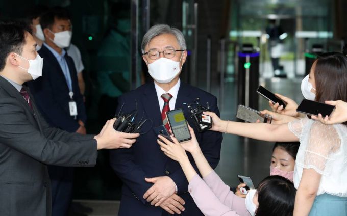 [서울=뉴시스]조성우 기자 = 최재형 감사원장이 28일 오전 서울 종로구 감사원에 출근하며 취재진 질문에 답하고 있다. 2021.06.28. xconfind@newsis.com