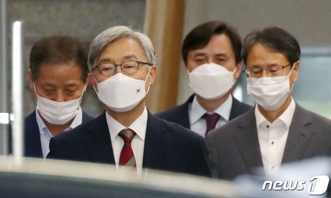 최재형 감사원장이 28일 오후 서울 종로구 감사원에서 퇴근하고 있다. /사진=뉴스1