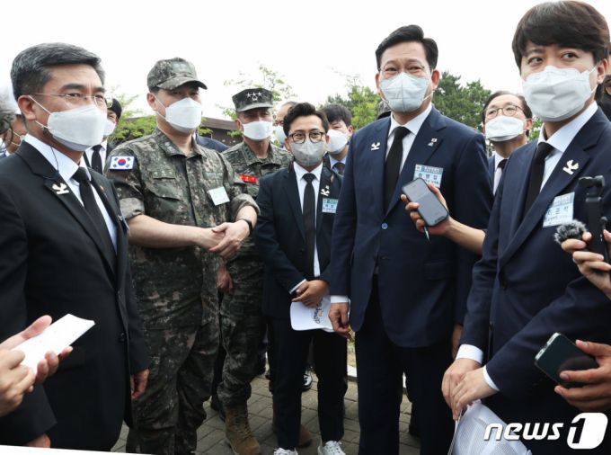 (평택=뉴스1) 경기사진공동취재단 = 29일 오전 경기도 평택시 해군2함대 서해수호관 광장에서 열린 '제2연평해전 19주기 기념식'에서 송영길 더불어민주당 대표, 이준석 국민의힘 대표, 서욱 국방부 장관이 해전 참전 용사와 이야기를 나누고 있다.  2021.6.29/뉴스1