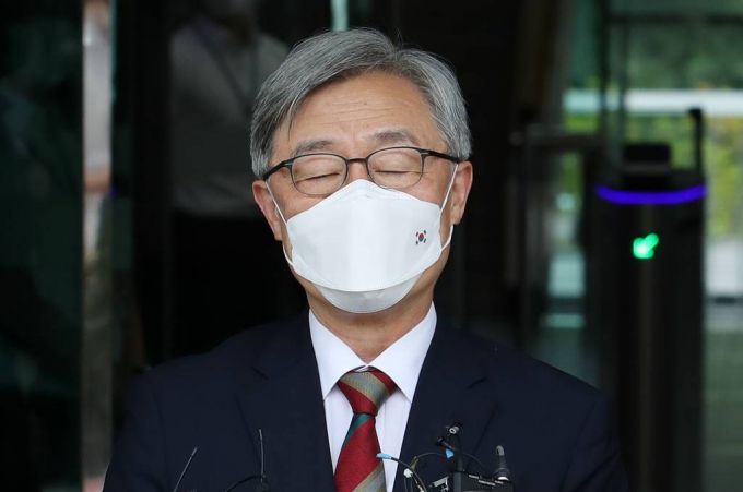 [서울=뉴시스]조성우 기자 = 최재형 감사원장이 28일 오전 서울 종로구 감사원에 출근하며 취재진 질문을 받다 잠시 눈을 감고 있다. 2021.06.28. xconfind@newsis.com