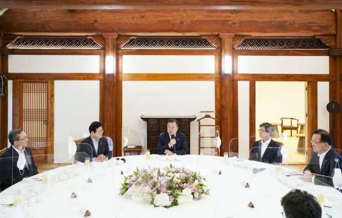 [서울=뉴시스]김진아 기자 = 문재인 대통령이 30일 청와대 상춘재에서 열린 헌법기관장 초청 오찬 간담회에서 발언을 하고 있다. 왼쪽부터 유남석 헌법재판소장, 박병석 국회의장, 문 대통령, 김명수 대법원장, 김부겸 국무총리. 2021.06.30. bluesoda@newsis.com