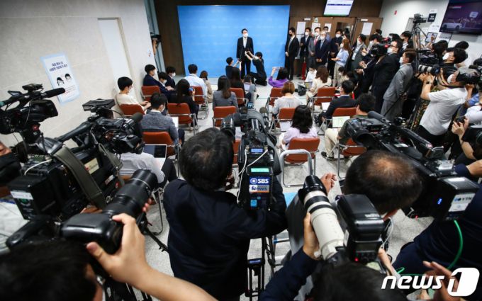 대선 출마 후 공식 행보에 나선 윤석열 전 검찰총장이 30일 오전 서울 여의도 국회 소통관을 방문해 취재진의 질문을 받고 있다. /사진=뉴스1