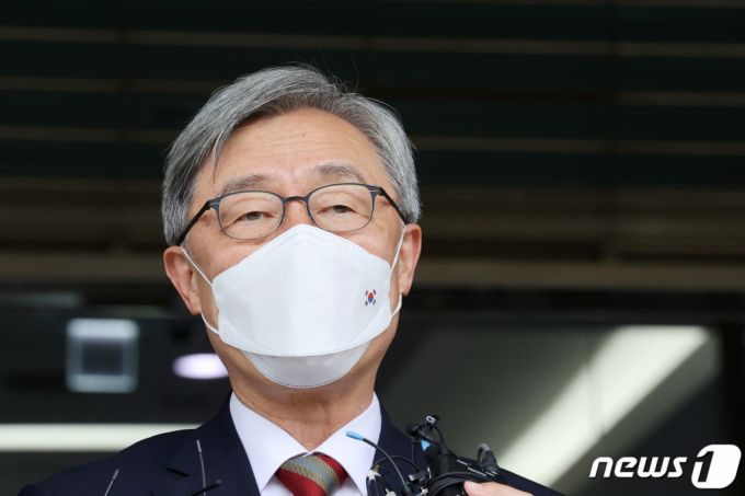 (서울=뉴스1) 조태형 기자 = 최재형 감사원장이 28일 오전 서울 종로구 감사원에 출근하며 사퇴 입장을 밝히고 있다. 2021.6.28/뉴스1