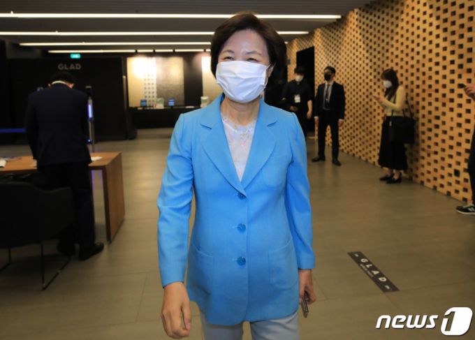 (서울=뉴스1) 구윤성 기자 = 대권 도전에 나선 추미애 전 법무부 장관이 1일 오전 서울 여의도 글래드호텔에서 열린 더불어민주당 대선 경선 후보 공명선거 실천 서약식에 참석하고 있다. 2021.7.1/뉴스1