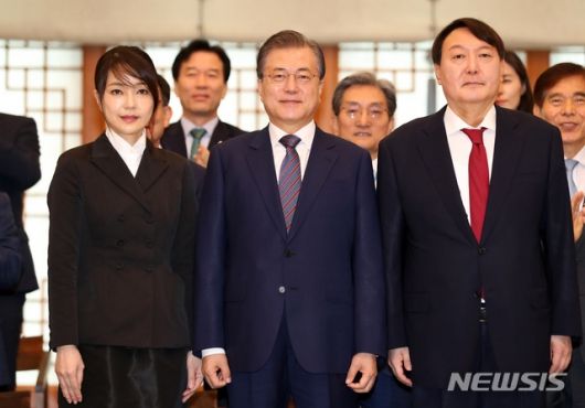 윤석열 전 검찰총장(오른쪽)과 배우자 김건희씨(왼쪽) 문재인 대통령과 기념사진을찍고 있다. /사진=뉴시스