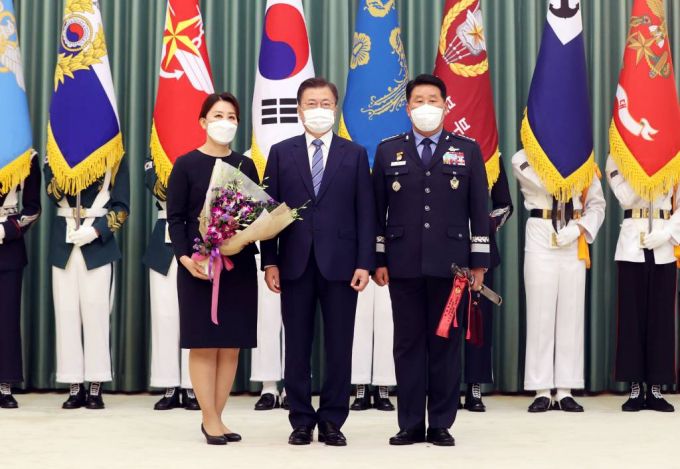 [서울=뉴시스]김진아 기자 = 문재인 대통령이 2일 청와대 본관 충무실에서 박인호 공군참모총장 진급 및 보직 신고식을 마치고 박 총장 내외와 기념사진을 촬영하고 있다. 2021.07.02. bluesoda@newsis.com