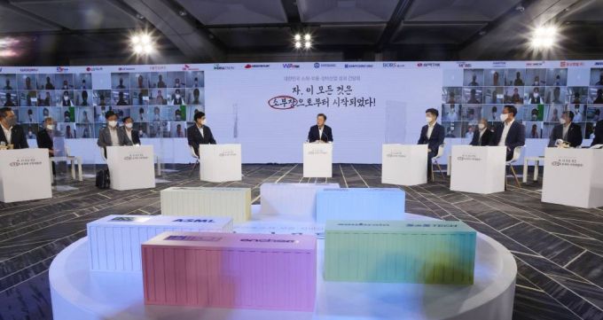 [서울=뉴시스]김진아 기자 = 문재인 대통령이 2일 서울 강남구 코엑스에서 열린 대한민국 소재·부품·장비산업 성과 간담회에서 마무리 발언을 하고 있다. 2021.07.02. bluesoda@newsis.com