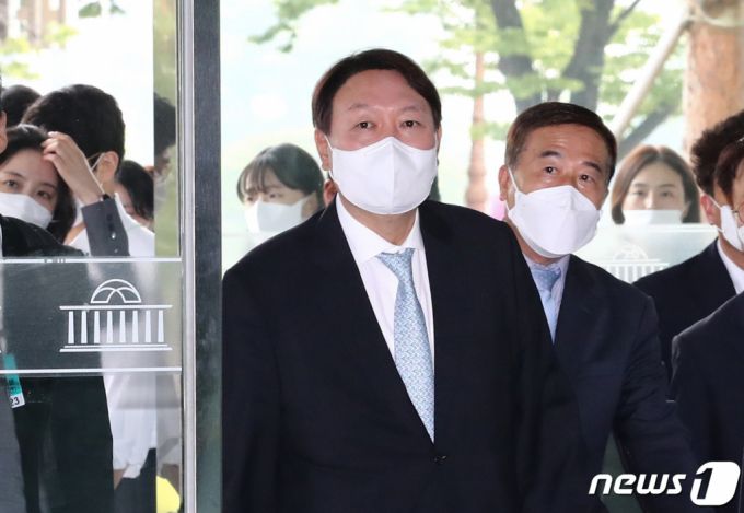 (서울=뉴스1) 오대일 기자 = 대선 출마 후 공식 행보에 나선 윤석열 전 검찰총장이 30일 오전 서울 여의도 국회 소통관을 방문하고 있다. 2021.6.30/뉴스1
