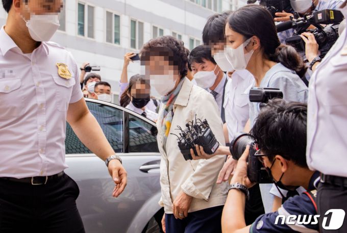 (의정부=뉴스1) 박세연 기자 = 의료법 위반과 특정경제범죄 가중처벌 등에 관한 법률상 사기 혐의를 받는 윤석열 전 검찰총장의 장모인 최모씨가 2일 오전 경기도 의정부시 의정부지방법원에서 1심 선고에 공판에 출석하고 있다.   최모씨는 이번 재판에서 징역3년을 선고 받고 법정구속됐다. 2021.7.2/뉴스1