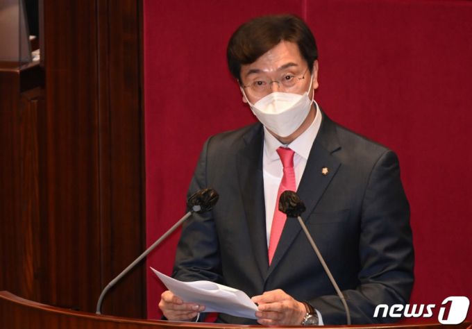 (서울=뉴스1) 성동훈 기자 = 강민국 국민의힘 의원이 3월24일 국회에서 열린 본회의에서 발언을 하고 있다. 2021.3.24/뉴스1