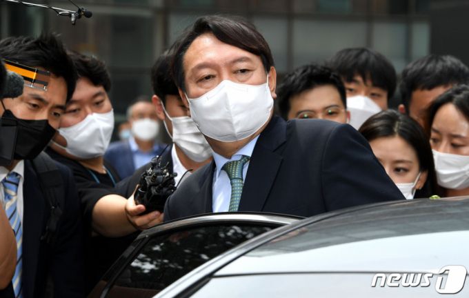 (서울=뉴스1) 국회사진취재단 = 윤석열 전 검찰총장이 5일 오후 서울대학교 공과대 앞에서 문재인 정부의 탈원전 정책에 대한 비판을 주도해온 주한규 원자핵공학과 교수와 면담을 마친 뒤 차량에 탑승하고 있다. 2021.7.5/뉴스1