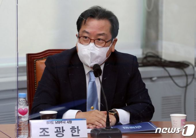 (서울=뉴스1) 박세연 기자 = 조광한 경기도 남양주시 시장이 22일 오전 서울 여의도 국회에서 열린 더불어민주당 2020년 지방정부 우수정책·지방의회 우수조례 경진대회 시상식에서 1급포상을 수상 후 수상소감을 밝히고 있다. 2020..12.22/뉴스1