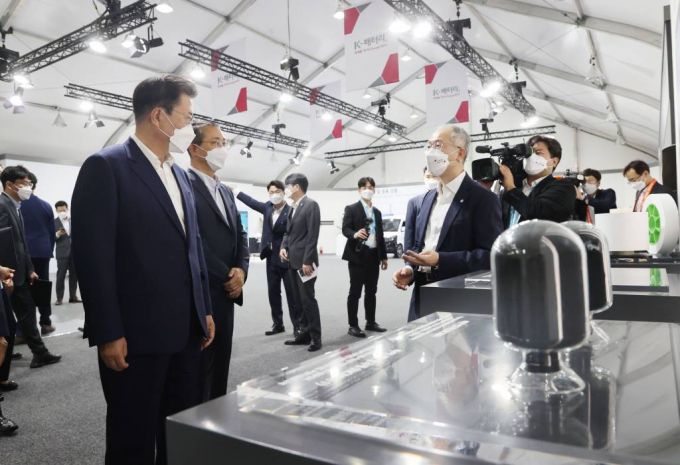 [청주=뉴시스] 김진아 기자 = 문재인 대통령이 8일 충북 청주시 LG에너지솔루션 오창 제2공장에서 열린 K-배터리 발전전략 보고 'K-배터리, 세계를 차지(charge)하다'에서 행사에 앞서 관련 전시물을 관람하고 있다. 2021.07.08. bluesoda@newsis.com