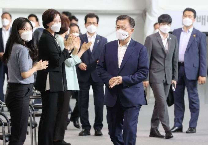 [청주=뉴시스] 김진아 기자 = 문재인 대통령이 8일 충북 청주시 LG에너지솔루션 오창 제2공장에서 열리는 K-배터리 발전전략 보고 'K-배터리, 세계를 차지(charge)하다' 행사에 참석하고 있다. 2021.07.08.  photo@newsis.com