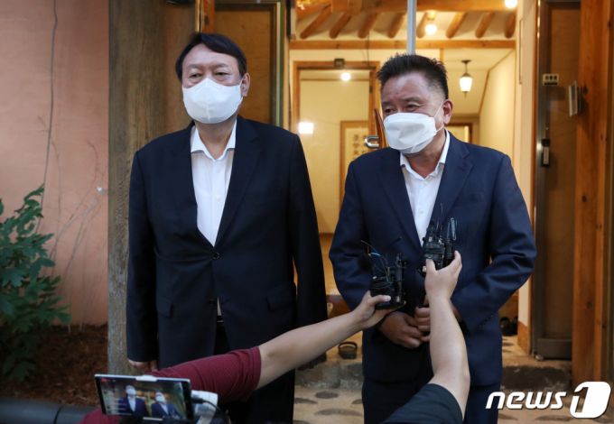 (서울=뉴스1) 국회사진취재단 = 윤석열 전 검찰총장과 김영환 전 미래통합당(국민의힘 전신) 의원이 8일 서울 종로구 한 음식점에서 만찬 회동을 마친 뒤 취재진의 질문에 답하고 있다. 2021.7.8/뉴스1