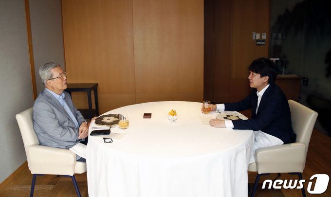 (서울=뉴스1) 이승배 기자 = 이준석 국민의힘 대표(오른쪽)가 29일 서울 시내의 한 한식당에서 김종인 전 국민의힘 비상대책위원장과 대화하고 있다. 2021.6.29/뉴스1