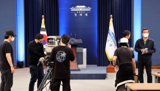 [서울=뉴시스]박영태 기자 = 청와대 및 방송 관계자들이 9일 오후 청와대 춘추관 대브리핑룸에서 10일 있을 문재인 대통령의 취임 4주년 특별연설을 준비하고 있다. 2021.05.09. since1999@newsis.com