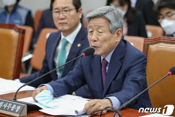 (서울=뉴스1) 성동훈 기자 = 유인태 국회 사무총장이 20일 서울 여의도 국회에서 열린 운영위원회 전체회의에서 의원들의 질의에 답변하고 있다. 2020.5.20/뉴스1