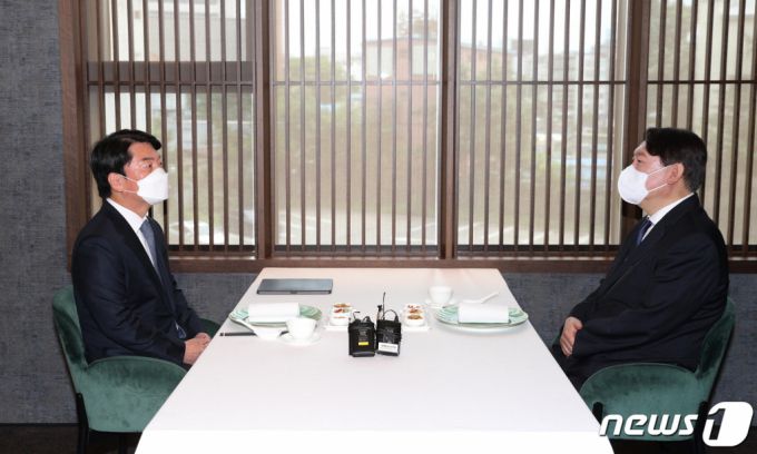 (서울=뉴스1) 국회사진취재단 = 안철수 국민의당 대표와 윤석열 전 검찰총장이 7일 서울 종로구 한 중식당에서 오찬 회동을 하고 있다. 2021.7.7/뉴스1