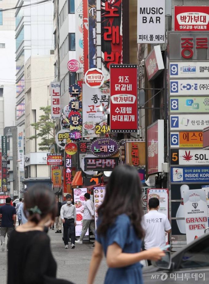 서울 종로구 종각 젊음의 거리에서 시민들이 발걸음을 옮기고 있다 /사진=김휘선 기자 hwijpg@