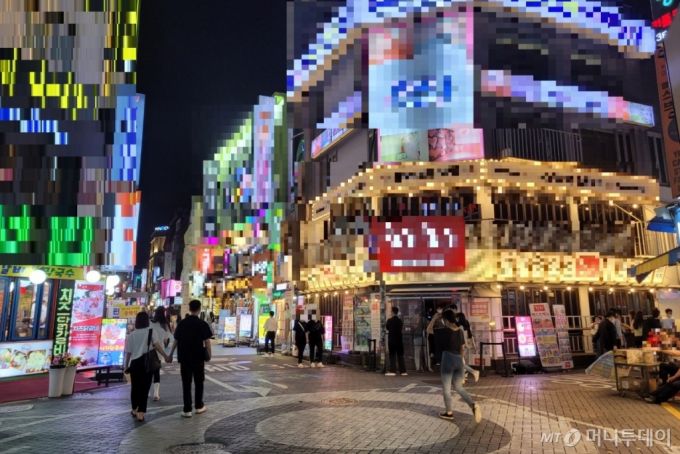 10일 오후 서울 광진구 건대입구역 인근이 한적한 모습을 보이고 있다. / 사진 = 오진영 기자