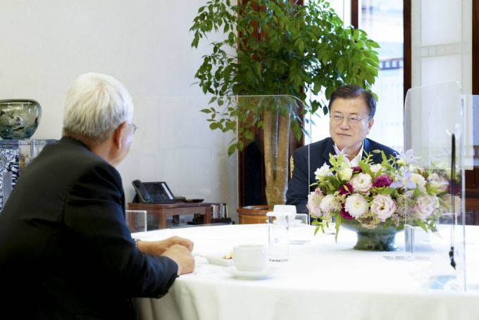 [서울=뉴시스] 문재인 대통령이 12일 청와대 관저에서 로마 가톨릭 교황청 성직자성 장관에 임명된 유흥식 대주교와 면담하고 있다. (사진=청와대 제공) 2021.07.12. photo@newsis.com *재판매 및 DB 금지