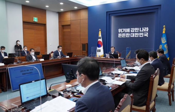 [서울=뉴시스 문재인 대통령이 12일 청와대 여민관에서 열린 코로나19대응 수도권 특별방역점검회의에서 발언을 하고 있다. (사진=청와대 제공) 2021.07.12. photo@newsis.com *재판매 및 DB 금지