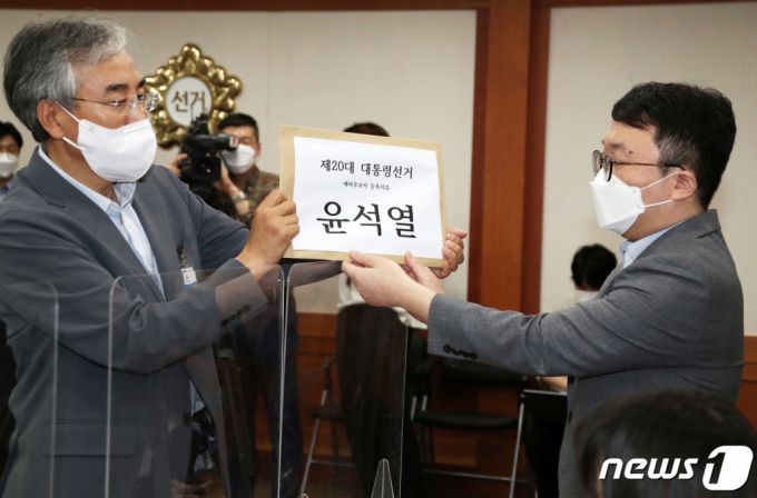 (과천=뉴스1) 국회사진취재단 = 이석준 전 국무조정실장(왼쪽)이 12일 오전 경기도 과천시 중앙선관위에서 윤석열 전 검찰총장의 대선 예비후보 등록을 하고 있다. 2021.7.12/뉴스1