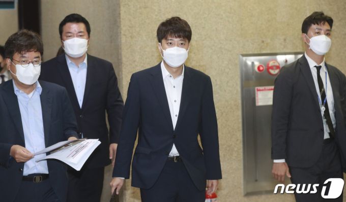 (서울=뉴스1) 이동해 기자 = 이준석 국민의힘 대표가 12일 오전 서울 여의도 국회에서 열린 최고위원회의에 참석하고 있다. 2021.7.12/뉴스1