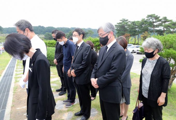 최재형 전 감사원장이 12일 오전 대전 유성구 국립대전현충원 고 백선엽 장군 묘소를 찾아 참배하고 있다. (공동취재사진) /사진=뉴시스
