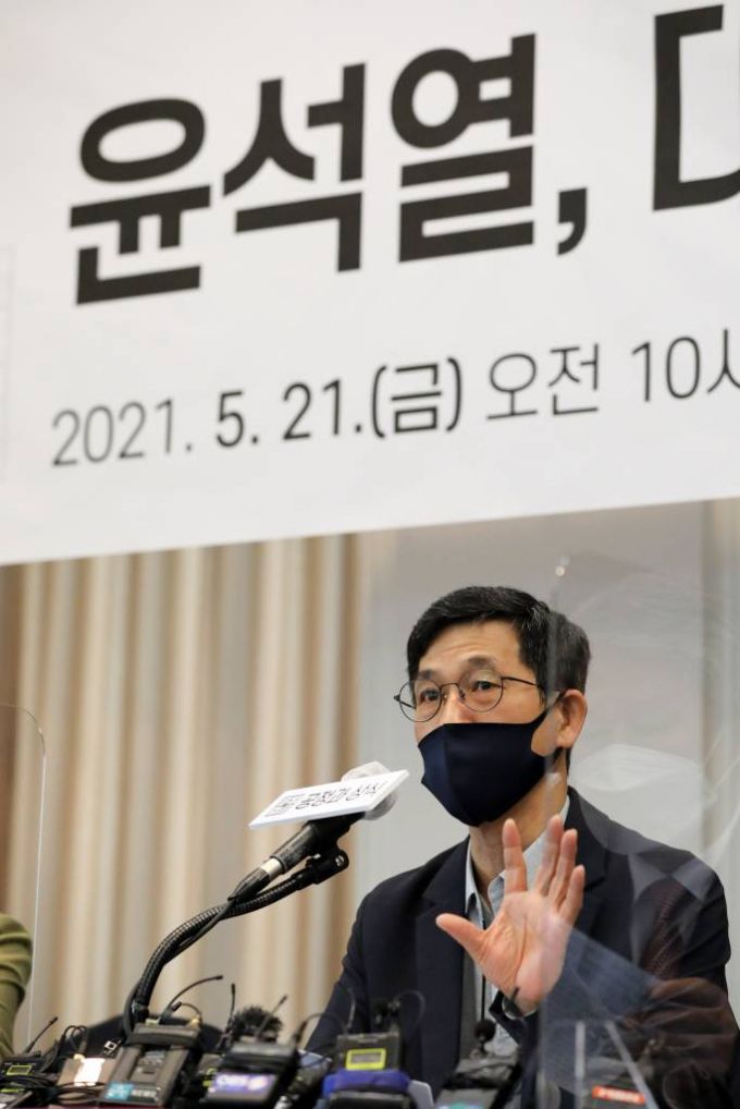 [서울=뉴시스]고범준 기자 = 진중권 전 동양대학교 교수가 지난 5월 서울 중구 한국프레스센터에서 열린 '공정과 상식 회복을 위한 국민연합 창립식 및 윤석열, 대통령 가능성과 한계 토론회'에서 발언을 하고 있다. 2021.05.21. bjko@newsis.com