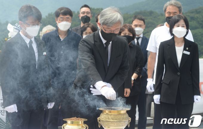 최재형 전 감사원장(가운데)이 12일 대전 유성구 국립대전현충원에서 부친 최영섭 예비역 해군 대령의 삼우제를 마친 후 제2연평해전 전사자 묘역을 찾아 분향하고 있다. /사진=뉴스1.