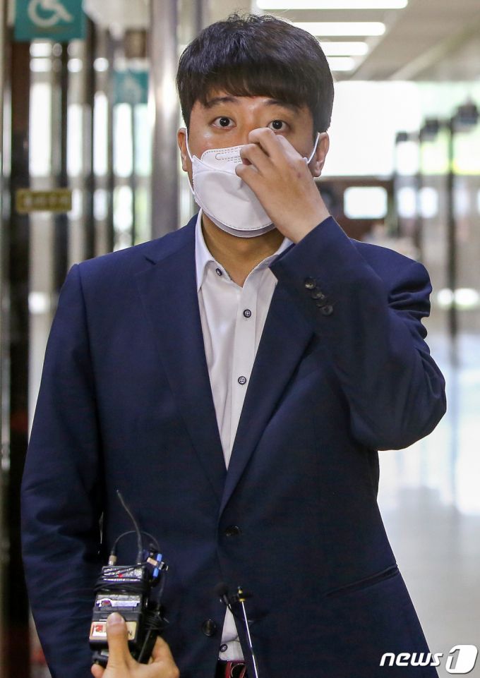 (서울=뉴스1) 이동해 기자 = 이준석 국민의힘 대표가 13일 국회에서 취재진을 만나 전날 양당 대표 회동 관련 질의응답을 하고 있다. 2021.7.13/뉴스1