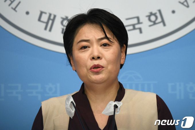 윤희숙 국민의힘 의원이 2일 오전 서울 여의도 국회 소통관에서 대선 출마 선언을 하고 있다. /사진=뉴스1