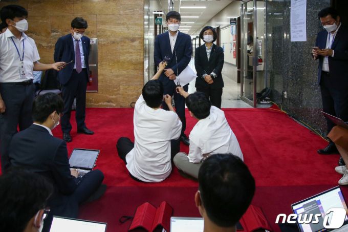 (서울=뉴스1) 이동해 기자 = 이준석 국민의힘 대표가 13일 국회에서 취재진을 만나 전날 양당 대표 회동 관련 질의응답을 하고 있다. 2021.7.13/뉴스1