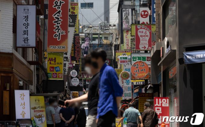 21일 오후 서울 종로구 종각 젊음의거리에서 시민들이 점심식사를 하기 위해 발걸음을 옮기고 있다. 2021.6.21/사진 = 뉴스1