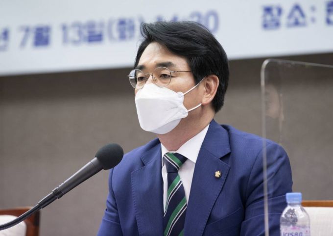 [서울=뉴시스]국회사진기자단 = 박용진 더불어민주당 제20대 대통령 선거 예비후보가 13일 오후 서울 중구 한국프레스센터 기자회견장에서 열린 한국기자협회 주최 박용진 의원 초청 왁자지껄 토론회에 참석해 질문에 답하고 있다. 2021.07.13. photo@newsis.com