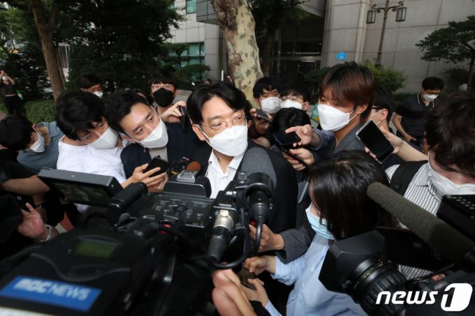 (서울=뉴스1) 조태형 기자 = 청탁금지법 위반 혐의를 받는 이동훈 전 조선일보 논설위원이 13일 오후 소환 조사를 마치고 서울 마포구 서울경찰청 강력범죄수사대 청사를 나서던 중 취재진에 둘러쌓여 있다. 2021.7.13/뉴스1