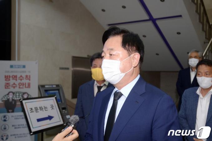 (목포=뉴스1) 정다움 기자 = 김두관 더불어민주당 의원이 13일 오후 전남 목포시 산정동 봉황장례문화원에 마련된 김경수 경남도지사 장인상의 빈소를 찾아 조문을 마친 뒤 기자들의 질문에 답변하고 있다. 2021.7.13/뉴스1