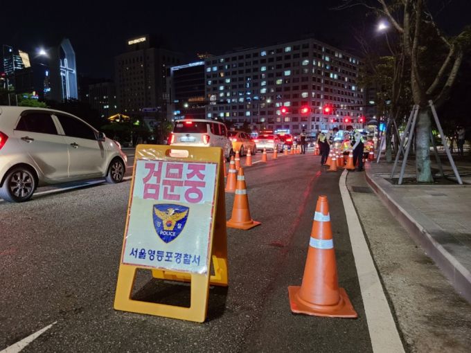 15일 서울 영등포구 여의도 서강대교 남단에서 경찰이 차량 시위 통제를 위해 검문에 나섰다. /사진=정한결 기자.