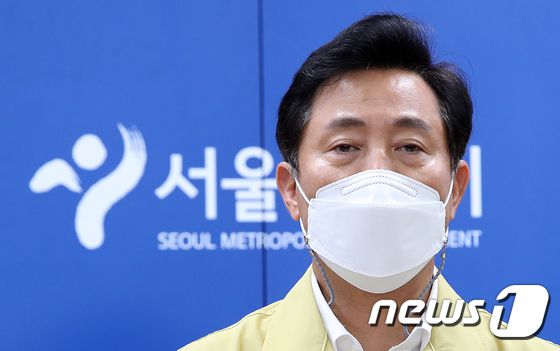 오세훈 서울시장이 지난 7일 오후 서울시청에서 서울시 코로나19 대책을 발표하고 있다./사진=뉴스1