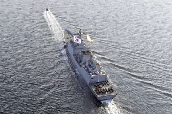 = 14일 오전 해군 4400톤급 구축함 문무대왕함(DDH-976)이 LYNX 해상작전헬기와 UDT/SEAL 대원이 탑승한 고속단정의 호위를 받으며, 2018년 평창 동계올림픽 성화를 해상에서 봉송하고 있다. (해군본부 제공) 2017.11.14/뉴스1