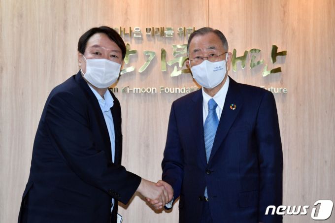 (서울=뉴스1) 국회사진취재단 = 윤석열 전 검찰총장이 15일 서울 종로구 경희궁길 반기문재단에서 반기문 전 UN 사무총장을 예방하며 악수를 나누고 있다. 2021.7.15/뉴스1